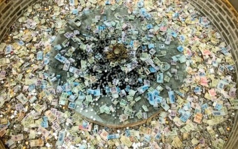 许愿池硬币变善款（许愿池扔硬币的传说）
