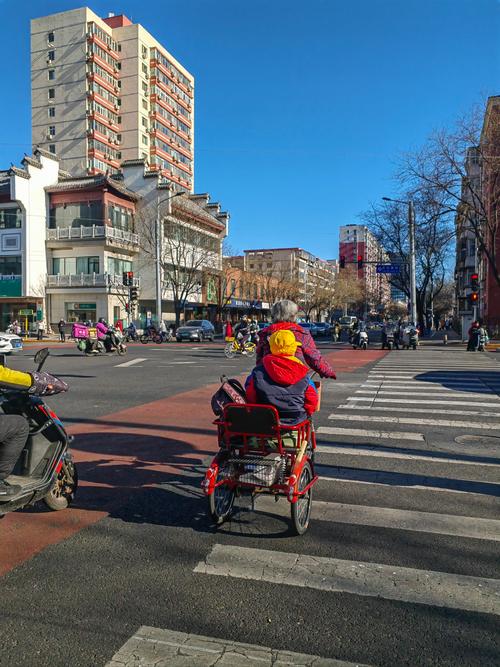 老人接送孩子争议（老人接送小孩）