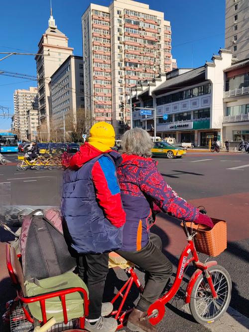 老人接送孩子争议（老人接送小孩）