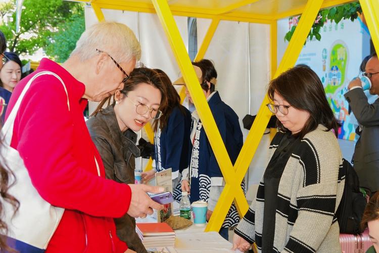 低价“银发旅游团”诱导老人“投资理财”，非法吸收公众存款三千万元