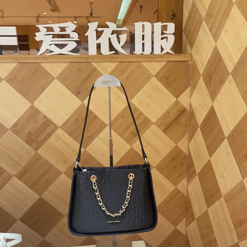 爱依服登黑猫投诉2025年服饰榜黑榜：爱依服裤子只穿一次起球商家称正常