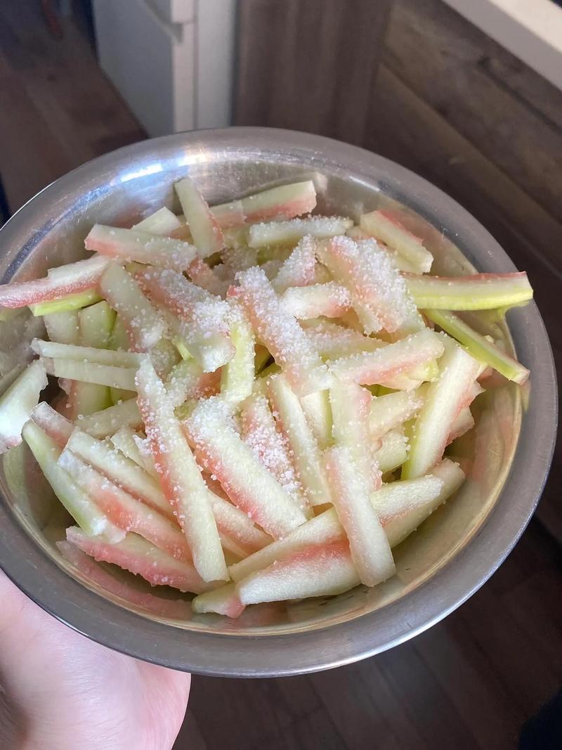 西瓜皮的做法（凉拌西瓜皮怎样做好吃）